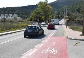 Carretera de acceso a la zona de Cumbres del Sol, donde residen la mayor parte de residentes extranjeros.